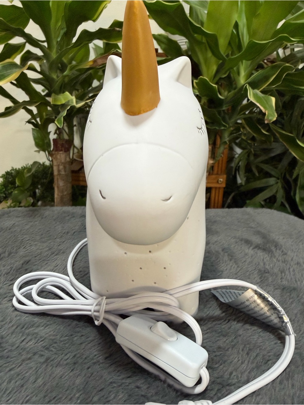 Simple Designs- Porcelain Unicorn table Lamp-SOLD OUT- - Picture 2 of 3
